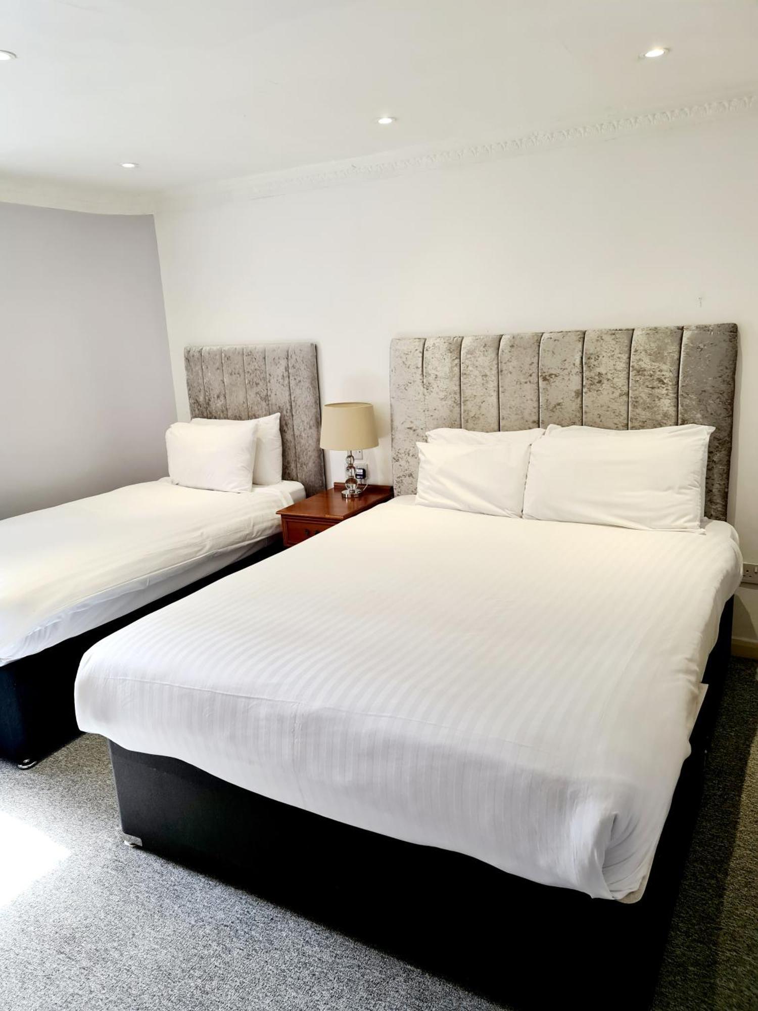 Barons Court Hotel Walsall Buitenkant foto