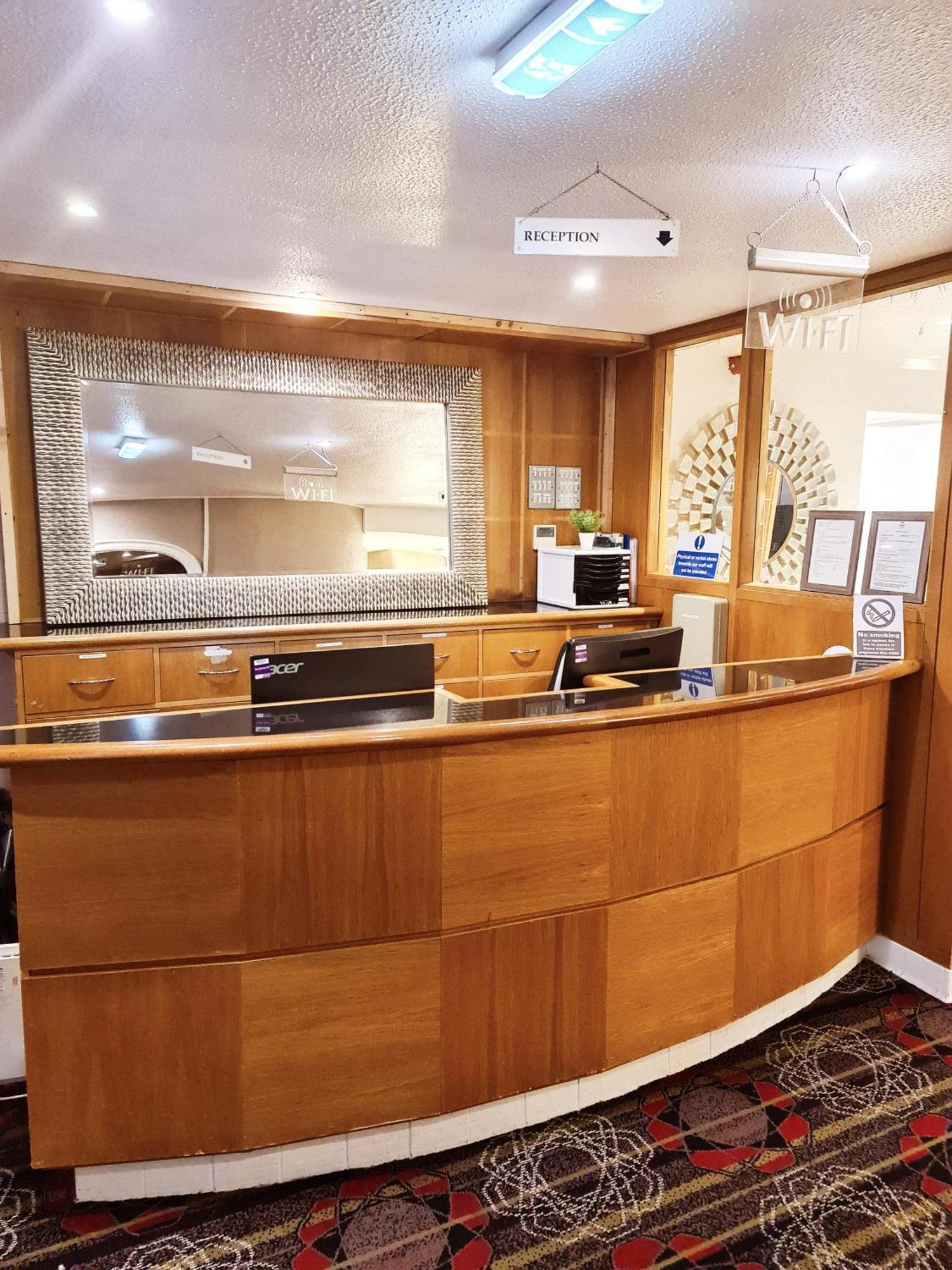 Barons Court Hotel Walsall Buitenkant foto